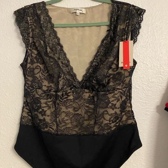 Elegant Black Lace Shapewear Bodysuit - Picture 2 of 8